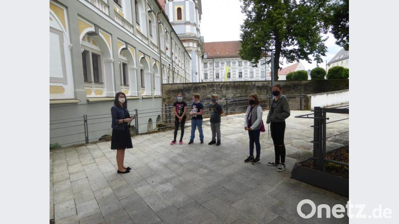 Amtsleiterin Bettina Drechsel begrüßte die Kinder vor dem Abteischloss. Bild: Finanzamt Waldsassen/exb