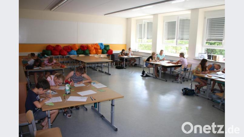 So kann das Alphabet Spaß machen: Die Kinder schmücken begeistert die Buchstaben aus. Bild: sne
