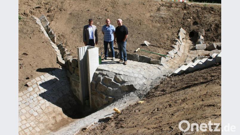 Bürgermeister Edgar Knobloch, Bautechniker Oliver Fehr und Engelbert Meier von Tiefbau Meier haben sich dem Hochwasserschutz in Gößenreuth angenommen. Bild: sne