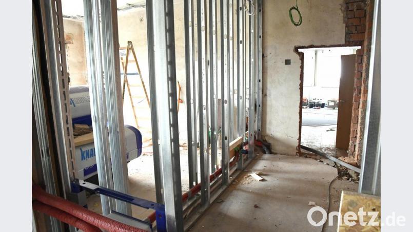 Der Umbau der ehemaligen Raiffeisenfiliale in Ammerthal zu einer Kindertagesstätte läuft gerade, stößt aber immer wieder auf Hindernisse. Bild: Petra Hartl