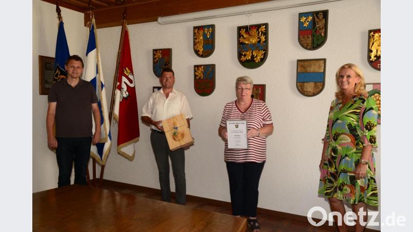 Bürgermeister Rainer Rewitzer (2. von links) dankt Edeltraut Höhne mit der Überreichung einer Urkunde und einem Präsent für ihr zehnjähriges Engagement als Seniorenbeauftragte der Stadt Pleystein. Den Dankesworten schlossen sich Stadtheimatpfleger Bernd Piehler und Zweite Bürgermeisterin Andrea Lang an. Bild: bey