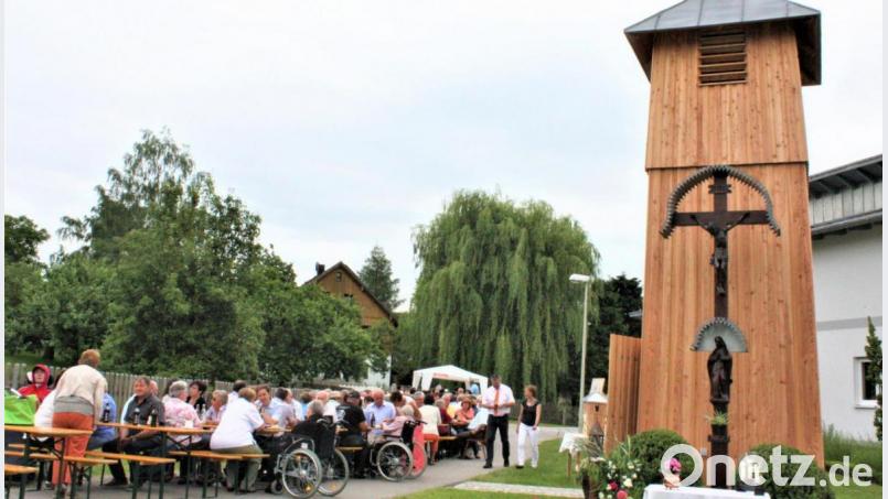 Konatsried (Stadt Oberviechtach) erhielt erst vor wenigen Jahren einen neuen Glockenturm, dessen Einweihung die Dorfgemeinschaft zusammen mit Freunden feierte. Bild: lg