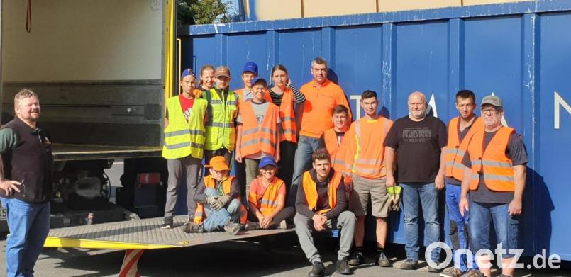 Lange wussten Kolpingvorsitzender Reiner Gärtner (rechts) und sein Helferteam (im Bild die Aktion 2019) nicht, ob wegen der Coronakrise in diesem Jahr die große Herbst-Altkleiderstraßensammlung durchgeführt werden kann. Archivbild: bsc