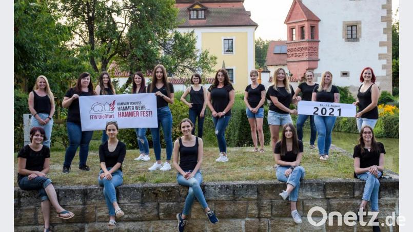 Noch halten die Festdamen Abstand. Dies wird sich hoffentlich bald ändern, damit die Damen mit ihren Aktionen zur Werbung für das Hammerfest 2021 beginnen können. Bild: whw
