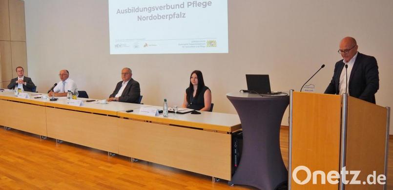 Geschäftsführer Thomas Baldauf von den Kliniken Nordoberpfalz schildert die Entstehung des Ausbildungsverbunds Pflege Nordoberpfalz. Mit dabei (von links) Professor Steffen Hamm von der Gesundregion Plus, stellvertretender Landrat Albert Nickl, Bürgermeister Lothar Höher und Daniela Peintinger von der Gesundregion plus. Bild: Bühner