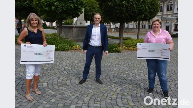 Bürgermeister Bernd Sommer überreichte jeweils 250 Euro an Brigitte Nickl (links) vom Städtischen Kindergarten und Monika Demmer (St. Michael). Beide Einrichtungen wollen damit Außenspielgeräte kaufen. Bild: jr