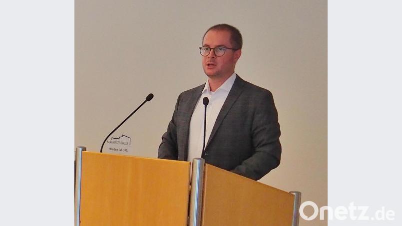 Professor Steffen Hamm von der Gesundheitsregion Oberpfalz plus moderiert die Auftaktveranstaltung des Ausbildungsverbunds Pflege Nordoberpfalz. Bild: Bühner