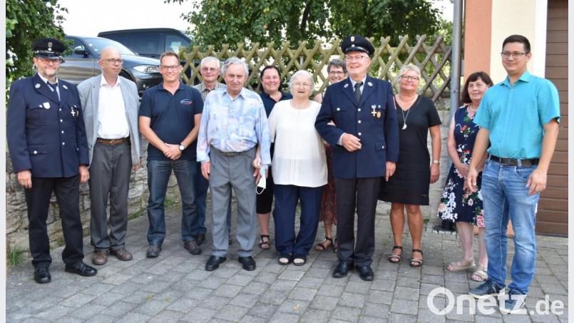 Bei der Gratulationscour (von links): Hans Fenzl (Feuerwehr Angfeld), Pfarrer Thomas Schertel, UWG-Vorsitzender Gerald Habermehl, Bruder Helmut Hiltl, Jubilar Leonhard Hiltl, Beate Kohl (UWG Illschwang), Margarethe Hiltl. Heidi Maul (SVI), Hubert Lang (Feuerwehr Angfeld), Ulrike Heldrich (SVI), Gerda Englhard (Obst- und Gartenbauverein Angfeld ) und Zweiter Bürgermeister Benjamin Hiltl, gleichzeitig Enkel des Geburtstagskindes. Bild: no