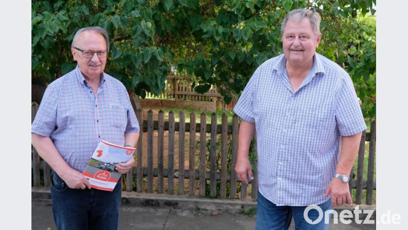 Aus Anlass des 70. Geburtstages überreichte Hermann Pfleger (re) an Andreas Steinl, 2. Vorsitzender der Kinderkrebshilfe in der Region Oberpfalz Nord, eine Spende von 1. 000 Euro. Bild: do