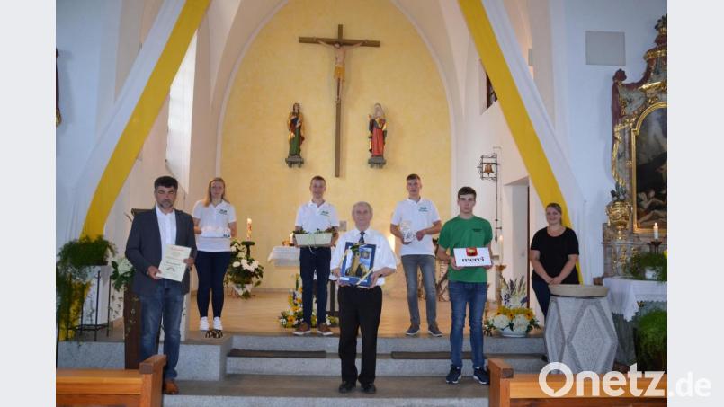 Die Filialgemeinde Tröbes verabschiedet Pfarrer Josef Most (Mitte) durch Kirchenpfleger Bernhard Rom (links), die Ministranten, KLJB durch Vorsitzenden Jonas Rom und der Kirchenchor unter Leitung von Sonja Meiler (rechts). Bild: gi