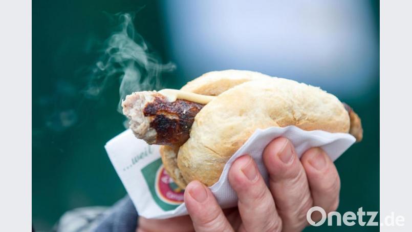 Ob im Stadion oder auf dem Sommerfest: Mit einer Bratwurstsemmel in der Hand ist die Welt in Ordnung, findet unser Reporter. Bild: arifoto UG/dpa