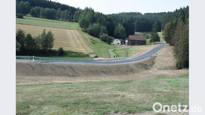 Kernstück des Ausbaus der SAD 36 bei der Bornmühle war die Erneuerung der Brücke über den Gleiritschbach. Jetzt ist die Straße wieder unbeschränkt befahrbar. Bild: bnr