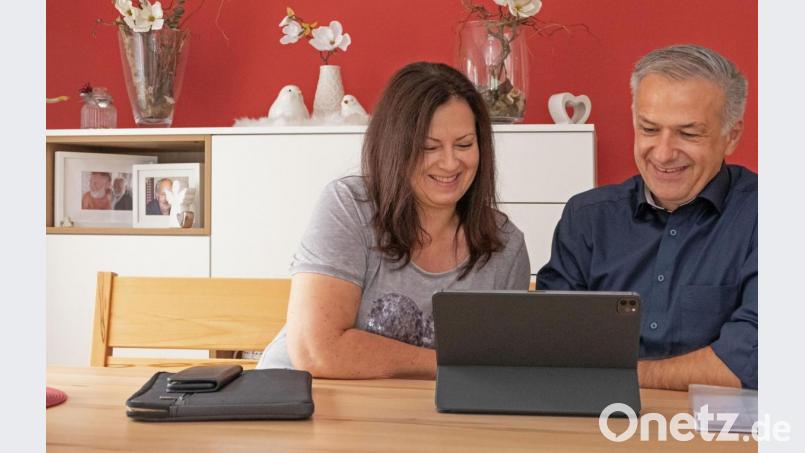 Landrat Roland Grillmeier zusammen mit seiner Frau Claudia im Esszimmer. Sein Tablet hat er bei fast allen Terminen griffbereit. Bild: tr
