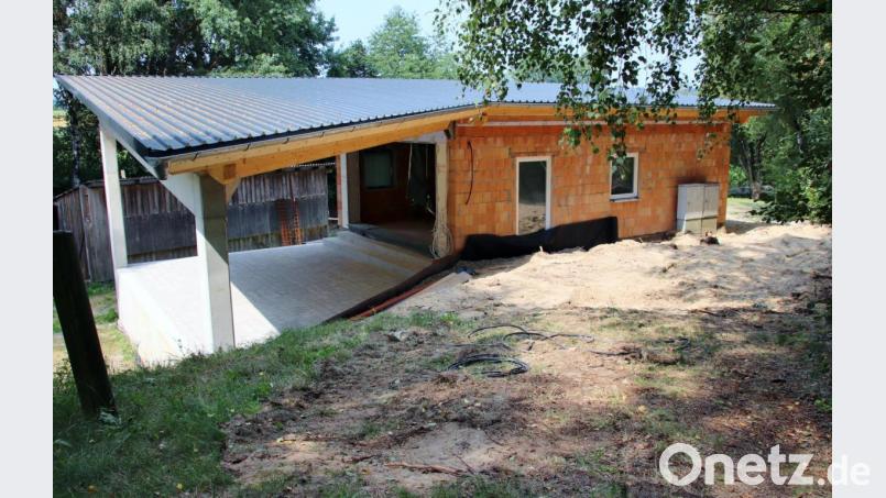 Das neue Domizil des Jugend- und Musikclubs Schönsee am Sandgrubenweg: Die 80 Quadratmeter große Bühne (links) und das Gebäude (rechts) bilden auf einer Grundfläche von insgesamt 150 Quadratmetern eine Einheit. Dazu wurde das Pultdach bis über die Bühne gezogen. Mit dem Neubau soll das JMC-Gelände zu einer offenen Begegnungsstätte werden. Bild: Thomas Dobler