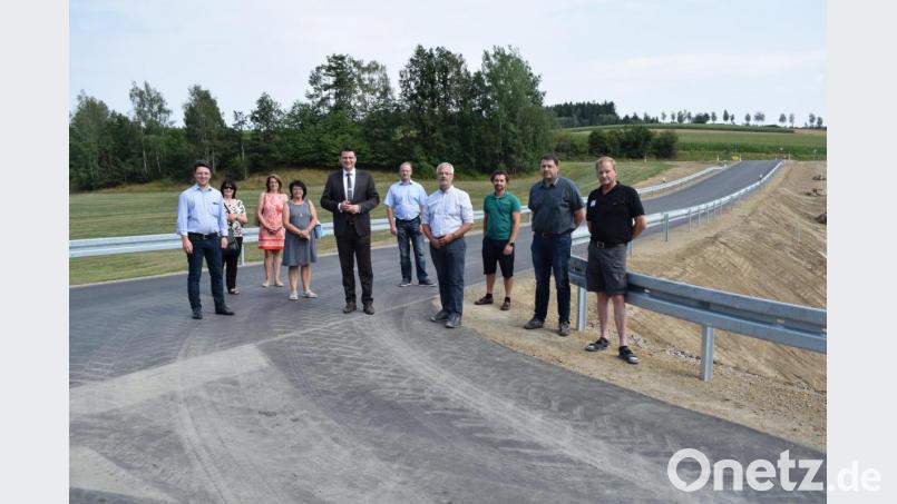 Landrat Thomas Ebeling und Vertreter der verschiedenen Fraktionen des Kreistages gaben die ausgebaute SAD 36 wieder für den Verkehr frei. Bild: bnr