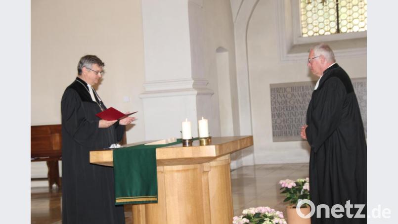 Nach 37 Dienstjahren, davon 14 Jahre in Amberg, wurde Pfarrer Johannes Blohm (rechts) von Dekan Karlhermann Schötz vom aktiven Dienst in der evangelischen Kirche entpflichtet. Bild: ads