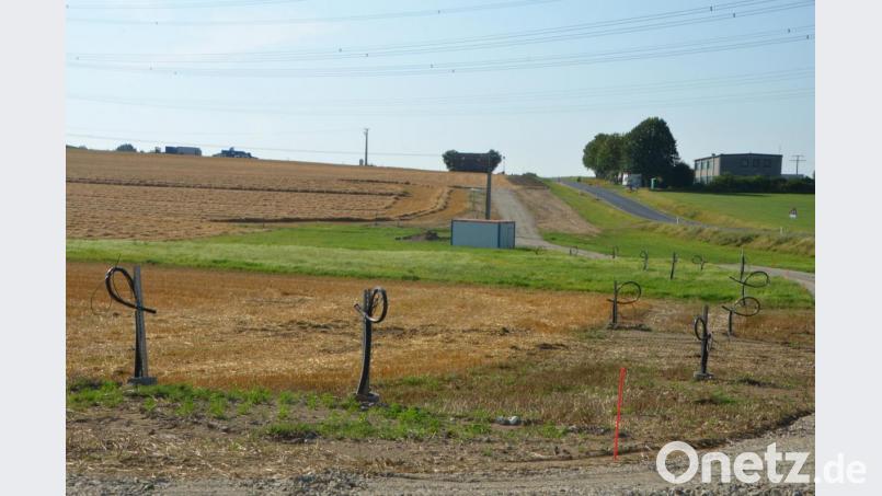 Auch auf dem zweiten Grundstück, das nur geringfügig kleiner als das obere am Ortsrand ist, sind die Versorgungskabel bereit für die Anschlüsse. Bild: dob