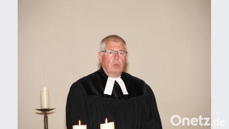 Pfarrer Johannes Blohm thematisierte in seiner Predigt das Vertrauen in die Führung Gottes auf neuen Wegen. Bild: ads