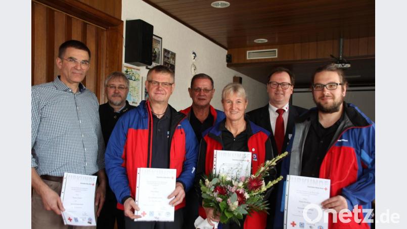 Vier Mitglieder (mit Urkunden) wurden für ihre langjährige Mitgliedschaft und ihre aktive Arbeit in der Bergwacht Schönseer Land ausgezeichnet. Dazu gratulierten (hintere Reihe, von links) Otto Langenhan, Dieter Güll und Willi Klein. Bild: frd