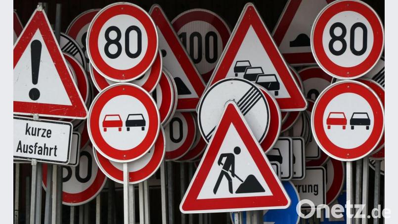 Ein 16-Jähriger stellte sich selbst bei der Amberger Polizei, weil er gemeinsam mit einem Kumpel ein Verkehrsschild beschädigt hatte. Symbolbild: Jens Büttner/dpa