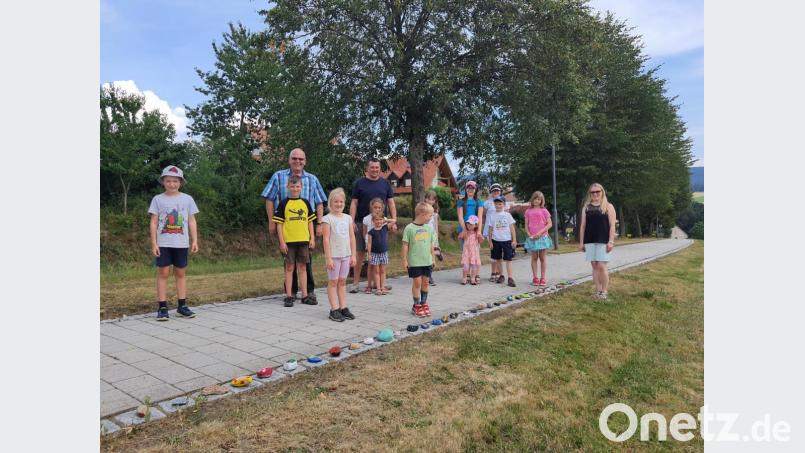 Die Kinder legen ihre Steinkette am Fußweg von Neualbenreuth zum Sibyllenbad aus. Bild:  Klaus Meyer/exb
