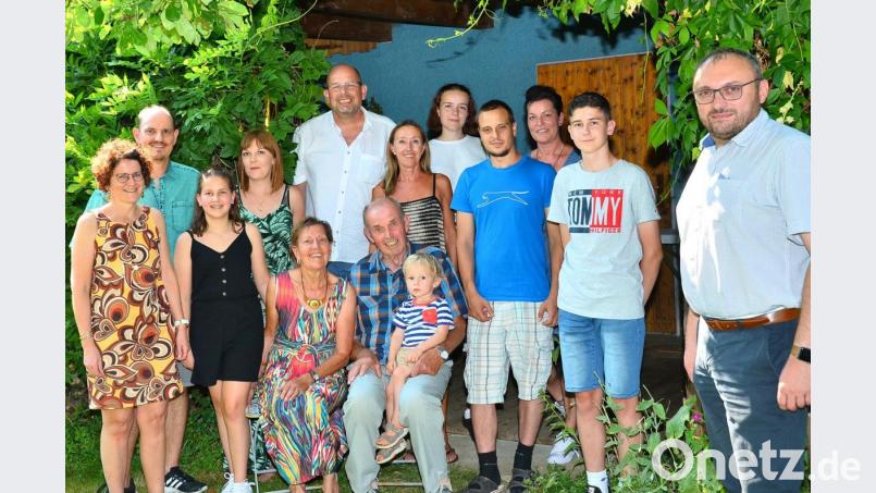 Mit Urenkel Max auf dem Schoß feiert Norbert Schindler (sitzend) im Kreis der Familie seinen Jubeltag. Bild: fjo