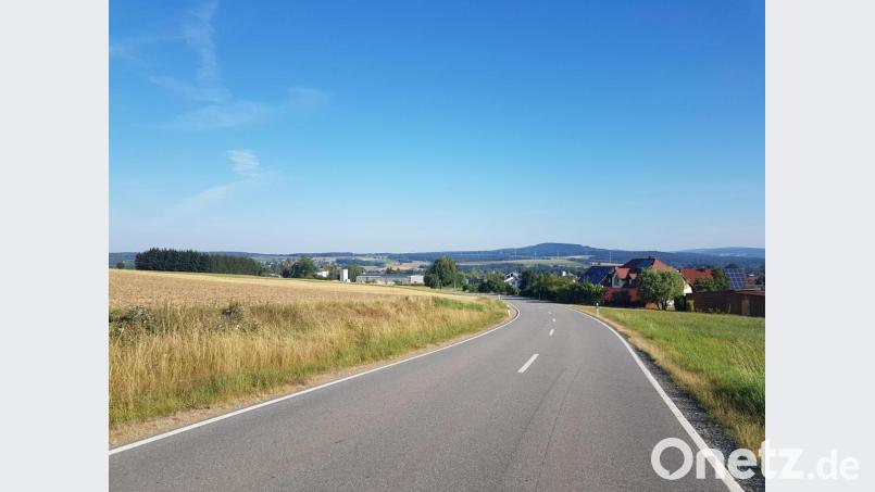 Anlieger an der Saubersriether Straße (Staatsstraße Moosbach-Oberviechtach) befürchten durch den geplanten Solarpark „Scheibe“ (links der Fahrbahn) eine Erhöhung des Lärmpegels und eine Blendung beim Straßenverkehr und verlangen entsprechende Gutachten. Bild: gi