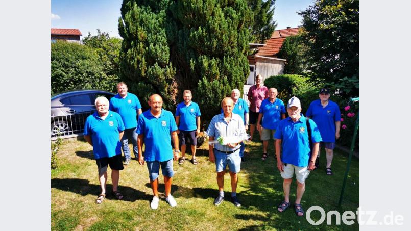 Glückwünsche zum 70. Geburtstag nimmt Günther Frank (vorne, Mitte) vom Vorstandsteam der Reservisten um Vorsitzenden Waldemar Hansl (Dritter von links.) und im Namen der Hubertusschützen von Daniel Biermeier (Vierter von rechts) entgegen. Bild: gz