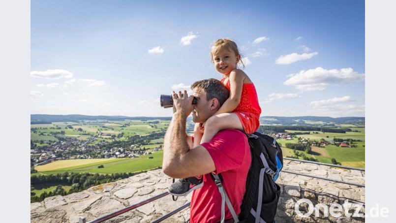 Die Besucher auf der Burg Murach genießen einen der schönsten Panoramablicke der Oberpfalz. Bild: Thomas Kujat/exb