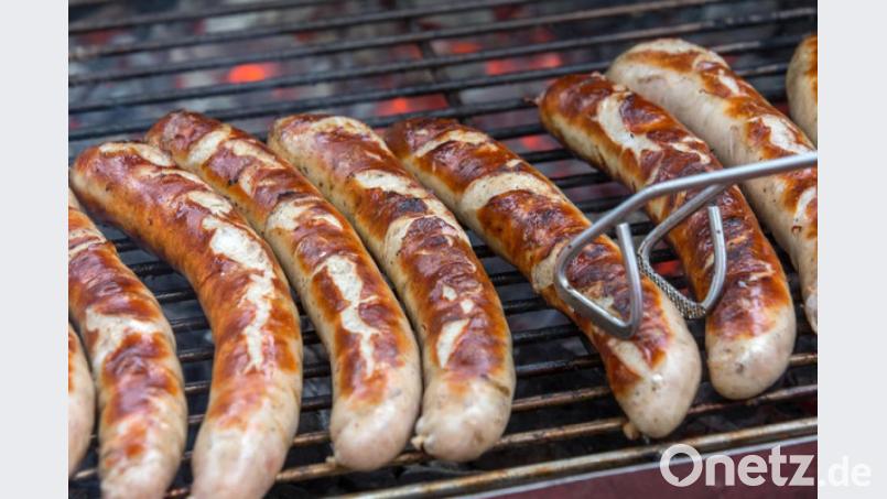 Mittlere Hitze, etwa 180 Grad, dann wird die Bratwurst schön knusprig, sagt Grill-Experte Andreas Meier. Bild: Michael Reichel/arifoto UG/dpa