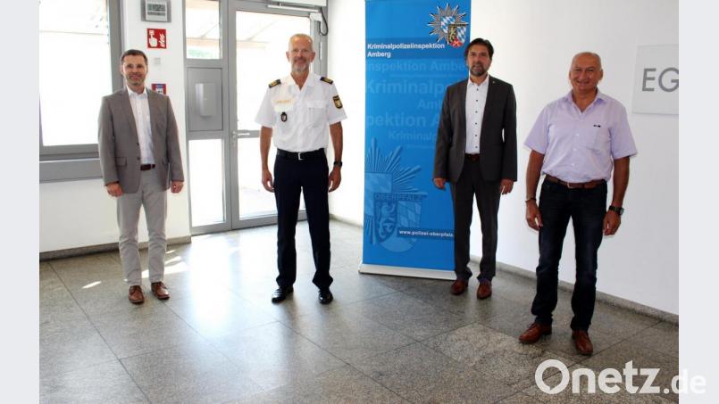 Kriminalhauptkommissar Peter Krämer (Zweiter von rechts) ist seit 1. August stellvertretender Leiter der Kriminalpolizeiinspektion Amberg. Kriminaldirektor Gerhard Huf (von links), Polizeivizepräsident Thomas Schöniger und der Vertreter des Personalrats Franz Eichenseher (rechts) gratulieren. Bild: KPI Amberg