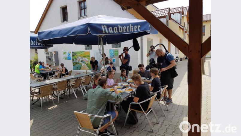 Eine willkommene Pause: Mittagessen mit den Kindern unterm schattigen Sonnenschirm. Bild: Kollerhof/exb