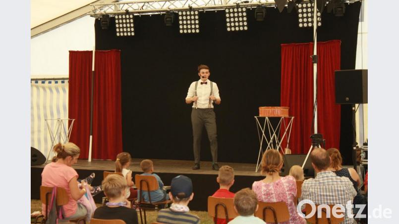 Magier Marius Koslowski ist längst eine Lokalberühmtheit und verzaubert doch immer wieder aufs Neue - auch beim &quot;Dahamsam&quot;-Festival. Bild: sne