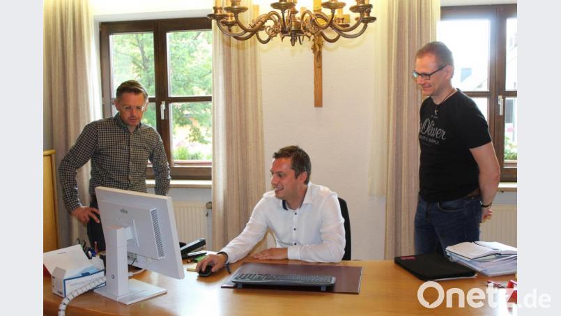 MdL Tobias Reiß (von links), Bürgermeister Wolfgang Söllner und Bauamtsleiter Achim Scherm. Bild: exb