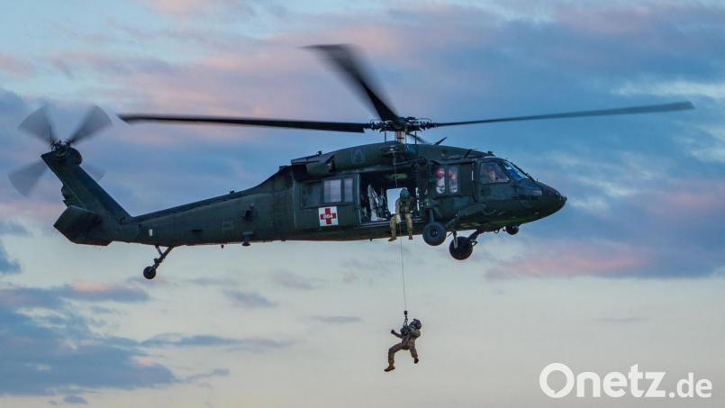 Leutnant Alexandra Weisser wird während einer Rettungsübung in Grafenwöhr in einen US-Hubschrauber hochgezogen. Bild: Major Robert Fellingham