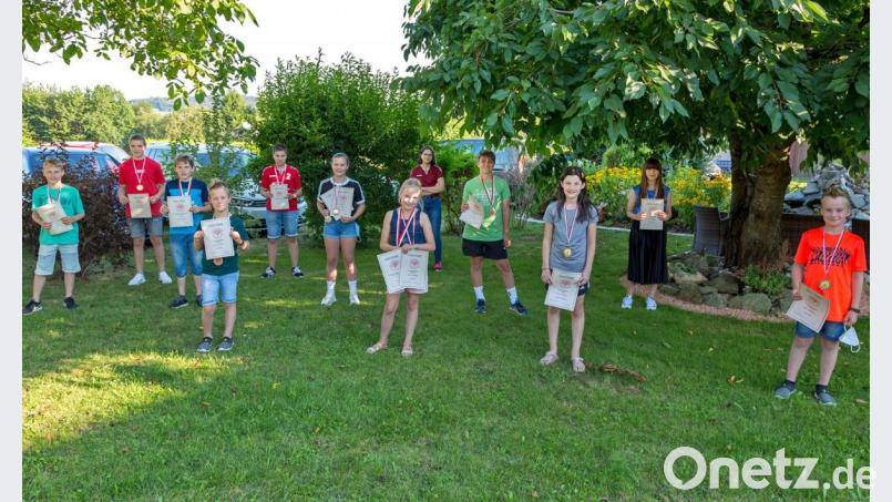 Die Ehrung der Torschützenkönige und Trainingsfleißigsten der jüngeren Jahrgänge ging im Vorfeld der Jahreshauptversammlung über die Bühne. statt. Bild: Guenter Uschold