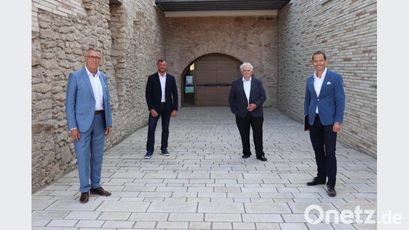 Franz Stahl, Huberth Rosner, Peter Gold und Albert Rupprecht beim Rundgang durch den neuen Lernstandort (von links). Bild: Stadt Tirschenreuth/exb