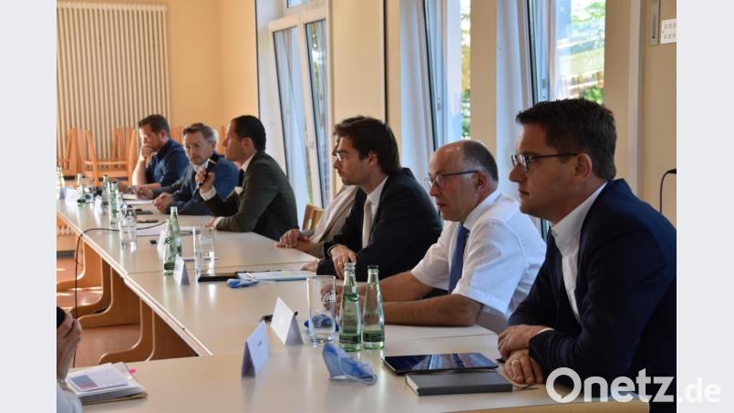 Der Weidener Bundestagabgeordnete Albert Rupprecht (CSU, mit Mikropfon) führt Abgeordnete, Kommunalpolitiker und Gewerkschafter zusammen, um über Antworten auf den US-Abzug zu sprechen. Bild: Alexander Pausch