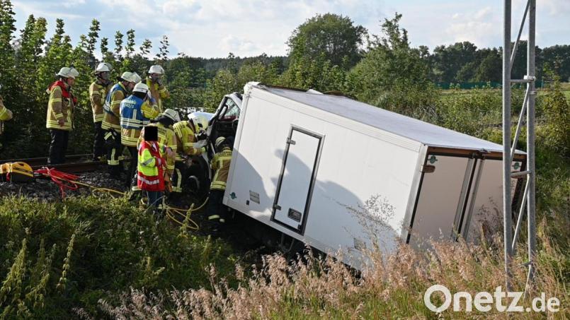 Ein mit zwei Personen besetzter Kleintransporter mit Nürnberger Kennzeichen kam von der Staatsstraße 2238 an die Einmündung zur B 299. Ohne das Tempo zu reduzieren soll er auf der abschüssigen Straße in die Bundesstraße eingefahren sein. Bild: gf
