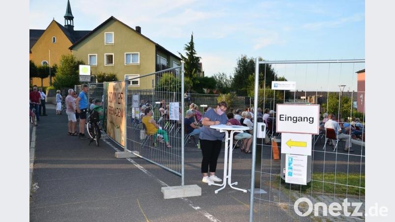 Auf einem völlig neuem Platz und unter ganz anderen Voraussetzungen starten die Waidhauser Sommerserenaden 2020, wobei sich Heike Bauriedl (am Stehpult) nicht nur um die wesentlich umfangreichere Organisation kümmern musste, sondern auch um die Einlasskontrolle. Bild: fjo