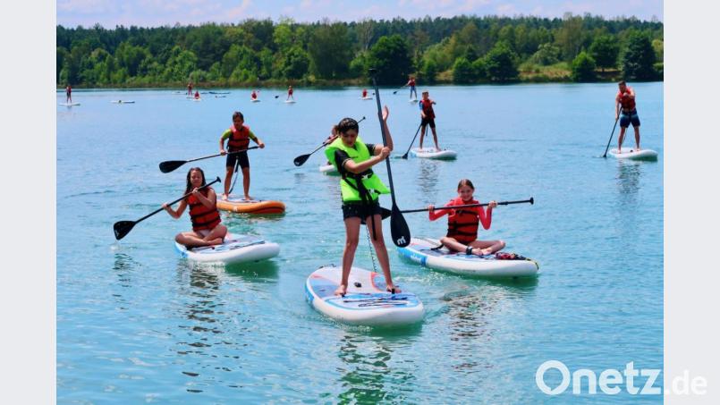 Sportlich, sportlich: Die Kinder der KjG St. Michael beim Stand-Up-Paddling auf dem Murner See. Bild: ads