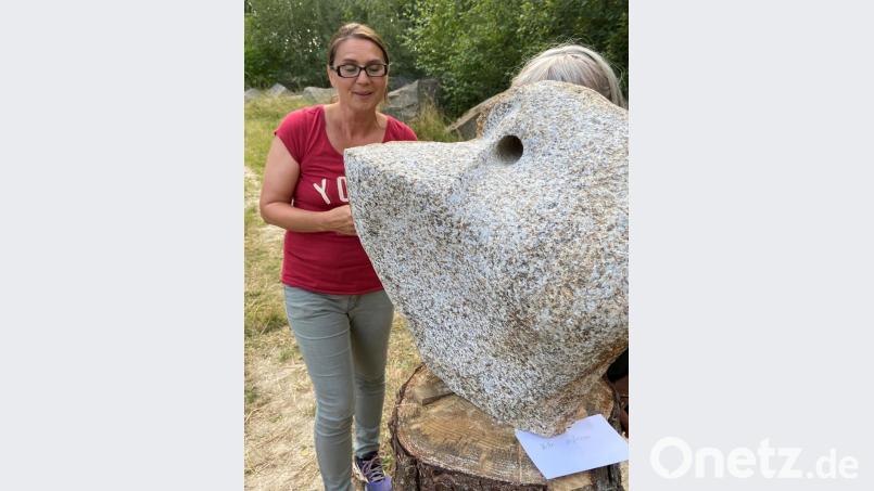 Fabiola Tomasi aus der Schweiz legt die Feinheiten des Gesteins offen und fordert den Betrachter bewusst zum Anfassen auf. „Der Stein selbst lässt zu, was man aus ihm machen kann“, sagt sie. Bild: cro