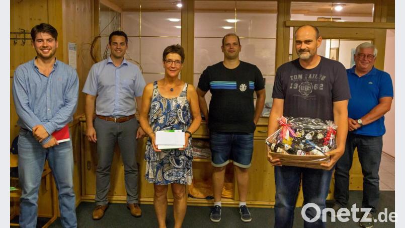 Birgit Walter (Dritte von links) trainierte seit 2003 die Minis und war damit, von wenigen Ausnahmen abgesehen, Trainerin fast aller Spieler der Herrenmannschaft im Jugendalter. Als Co-Trainer der männlichen D-Jugend verlässt Andreas Hödl (links) sein Amt. Zum Dank für die geleisteten Dienste gab es ein Abschiedsgeschenk, welches von Vorsitzendem Michael Lang (Vierte von links), Bürgermeister Rudolf Teplitzky (Zweiter von links) und Pokalspender Peter Spichtinger (rechts) überreicht wurde. Peter Bauer (Zweiter von rechts) ist seit 30 Jahren Schriftführer. Dafür gab es einen Geschenkkorb. Bild: Guenter Uschold