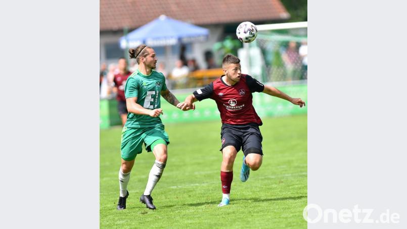 Christian Kohl (links) von der DJK Ammerthal versucht, dem Nürnberger Eric Shuranov den Ball abzuluchsen. Bayernligist DJK Ammerthal musste sich der U21-Mannschaft des 1. FC Nürnberg in einem Testspiel am Sonntagvormittag mit 0:4 geschlagen geben. Bild: A. Schwarzmeier