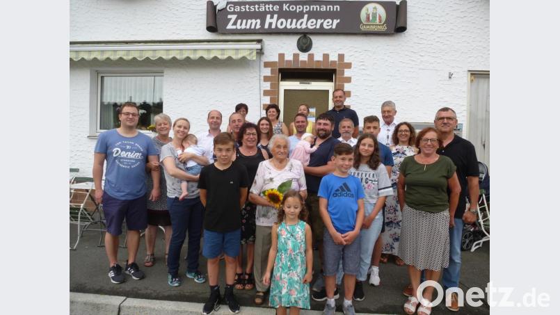 Noch jung im Herzen ist die „Fanny“ Koppmann (vorne mit Sonnenblume) inmitten ihrer Großfamilie. Jüngste Gratulantin war die drei Monate Urenkelin Emma. Bild: bk