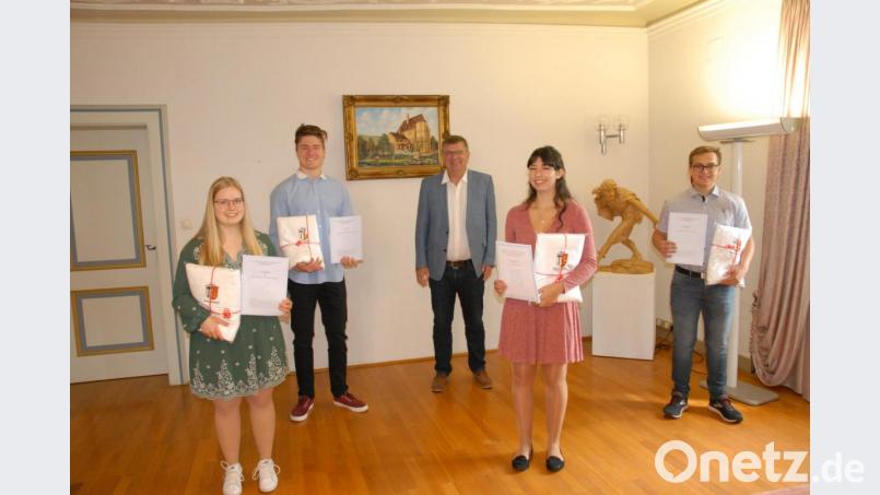 Bürgermeister Peter Braun (Mitte) gratulierte Melissa Baier, Sebastian Reheis (von links), Michael Holler und Ines Baumann (von rechts) zu den hervorragenden Abschlussnoten. Bild: pop