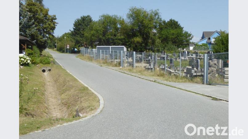 Diesen Hang und die angrenzende landwirtschaftliche Fläche oberhalb des Sportplatzes hinunter überflutete Starkregen die Ahornstraße und das Spielfeld. Bild: fsb