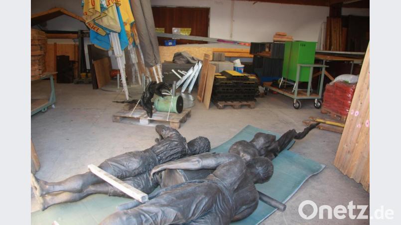 Die beiden Skulpturen sind derzeit in einer Halle der Falkenberger Raiffeisenbank untergebracht. Bild: wro