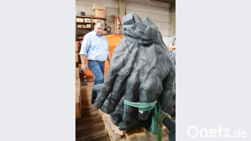 Markante Hände aus Bronze umfassen das Fass der Windischeschenbacher Zoiglskulptur. Bild: Gabi Schönberger