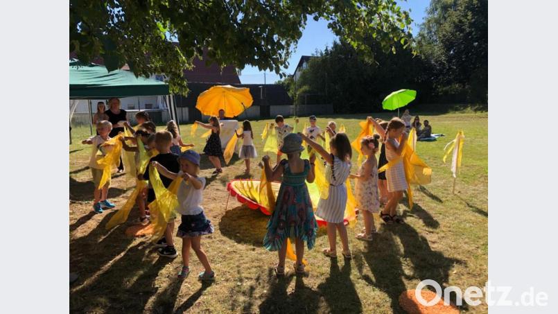 Sonne von oben und Sonne im Herzen beim Tanz der Vorschulkinder, mit dem sie die Kindergartenzeit hinter sich ließen. Bild: Kindergarten Hl. Geist